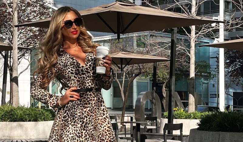 muestra los departamentos pilotos del edificio en el que invirtió.