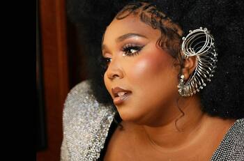 Lizzo se hace piercing íntimo, ¡lo quiere presumir en Playboy!
