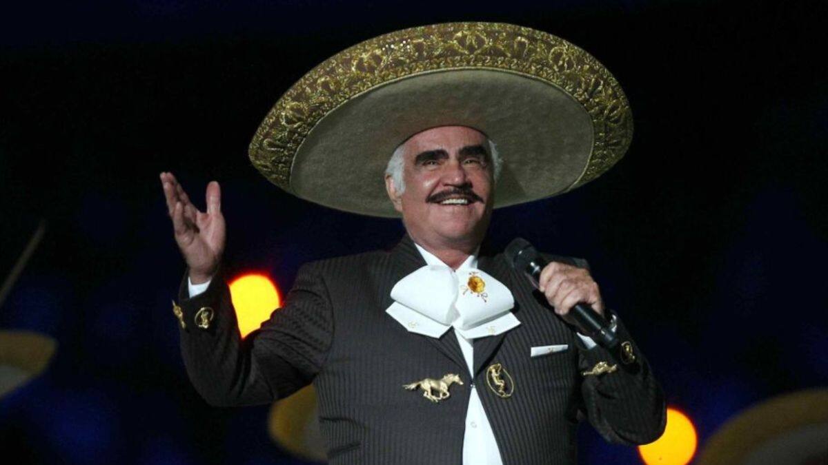 Piden por la salud de Vicente Fernández, durante su homenaje en los Premios de la Radio 2021