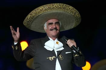 Piden por la salud de Vicente Fernández, durante su homenaje en los Premios de la Radio 2021
