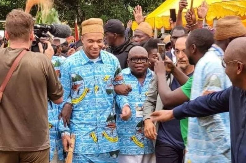 junto a las personas de Yaundé, capital de Camerún