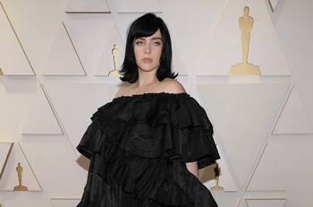 Billie Eilish responde de manera muy particular las críticas a su vestido en los Oscars 2022