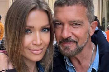 Antonio Banderas comparte foto en la cama con su esposa para celebrar 8 años juntos