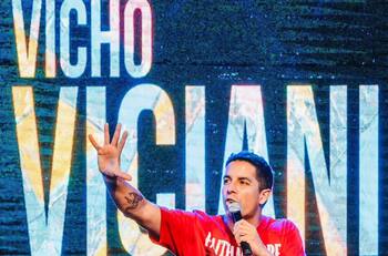Quién es Vicho Viciani, comediante y creador de “La semana en 1 minuto”