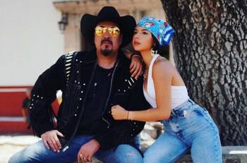 Ángela Aguilar interrumpe a su padre, Pepe Aguilar, y se gana un regaño