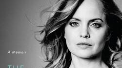 Mena Suvari confesó que "entre los 12 y los 20 años fui víctima de abusos sexuales" en sus memorias