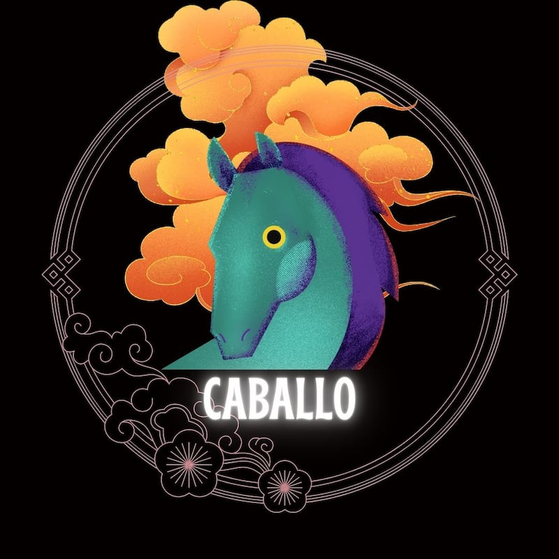Caricatura de la cara de un Caballo sobre un fondo negro azulado, enmarcado en un círculo con flores. Atrás del animal se ven nubes doradas como adornos orientales.