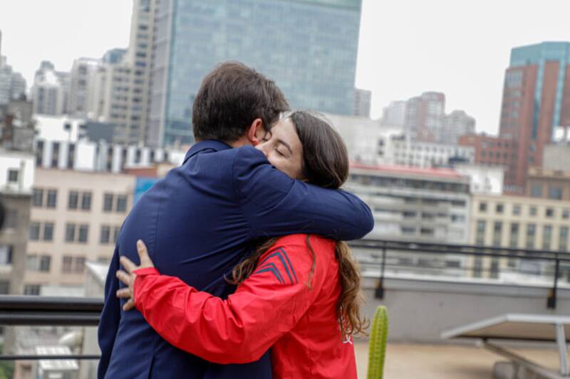Gabriel Boric y Paula Carrasco en su emotivo encuentro. Créditos: Ministerio del Medio Ambiente
