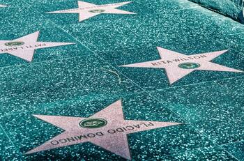 ¿Cómo se obtiene una estrella en el Paseo de la Fama de Hollywood?