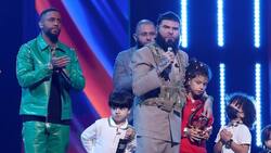Farruko rompe en llanto al recibir el premio a la Excelencia Urbana de manos de sus hijos