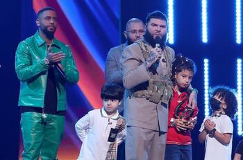 Farruko rompe en llanto al recibir el premio a la Excelencia Urbana de manos de sus hijos