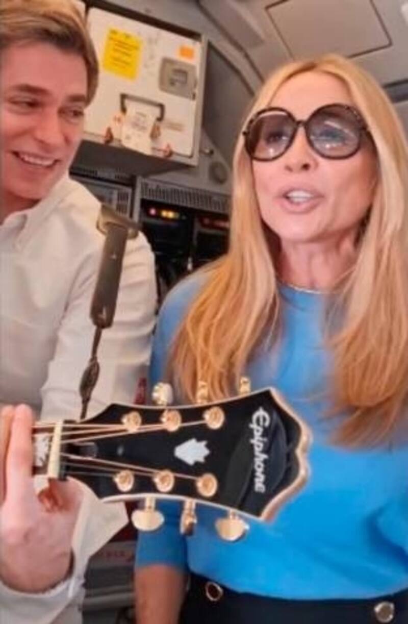 Carlos Baute y Martha Sánchez vuelven a protagonizar otro video en redes tras el éxito en un avión - Créditos: Instagram