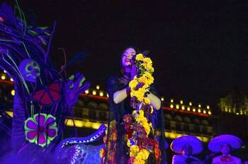 Así fue la presentación de Ángela Aguilar en el zócalo de CDMX para cerrar Desfile de Día de Muertos