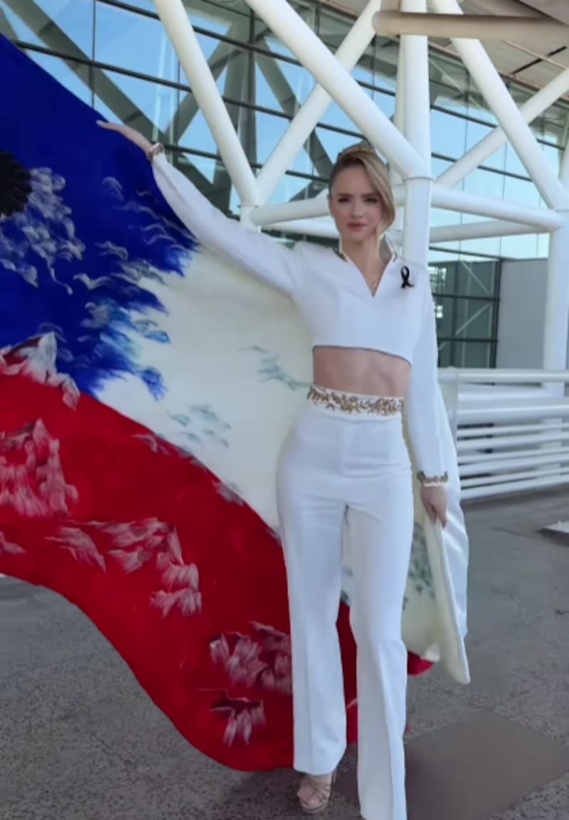 El traje con que se despidió de Chile para ir a Miss Universo.