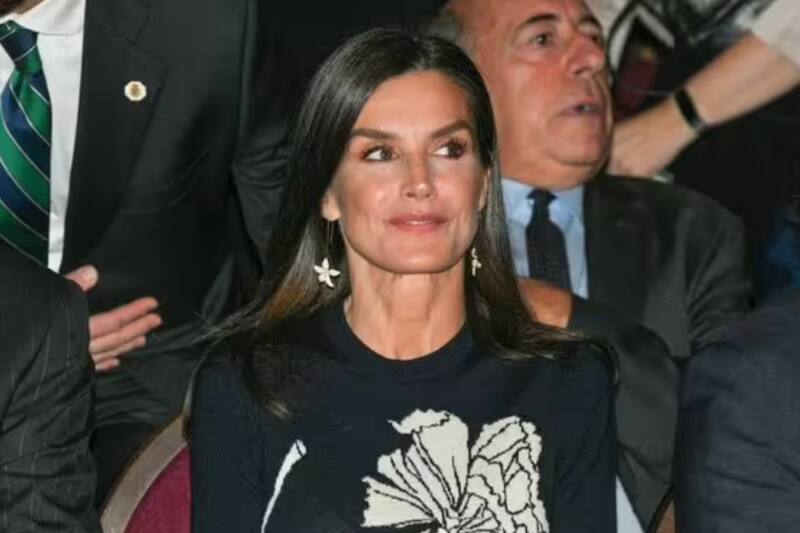 La Reina Letizia acompaño su outfit con accesorios Carolina Herrera - Créditos: Instagram