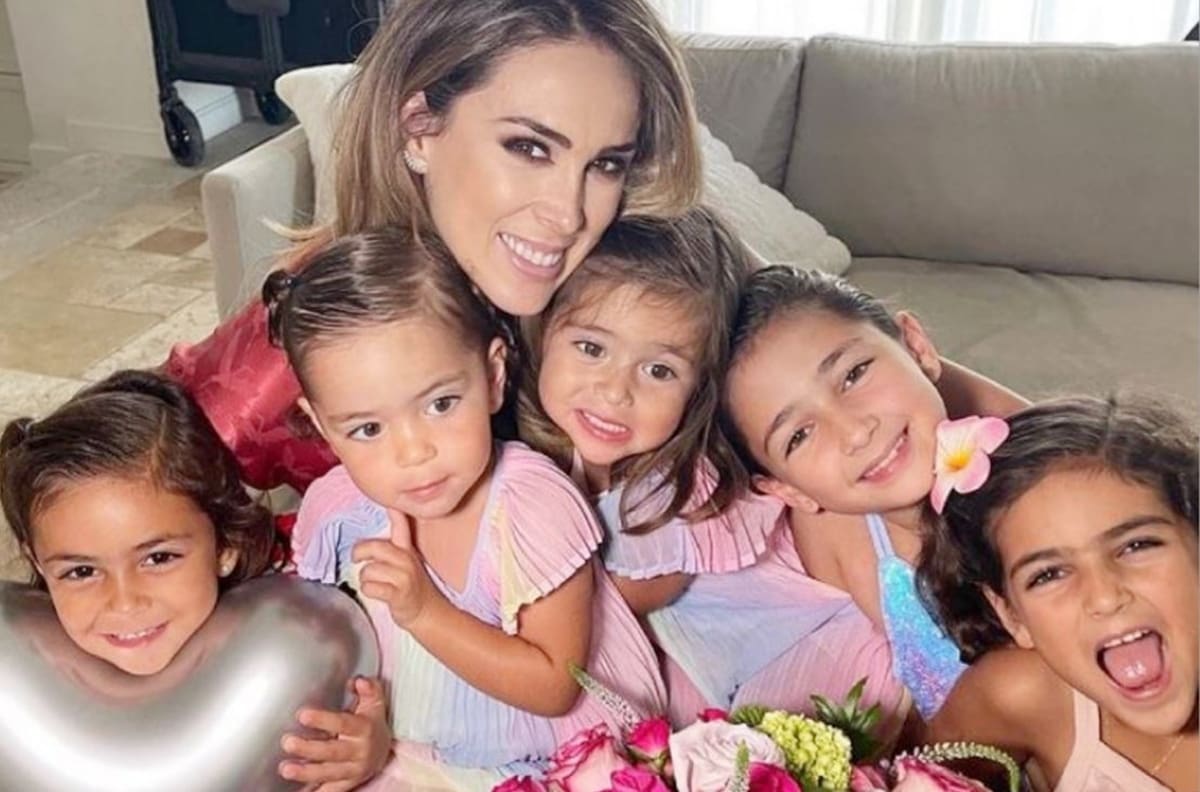 Jacky Bracamontes presume con orgullo que una de sus hijas ya surfea como profesional