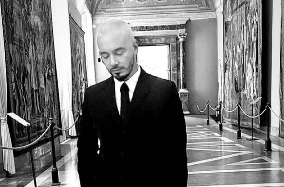 “Me faltaba la corbata”: J Balvin llegó al Vaticano para reunirse con el Papa