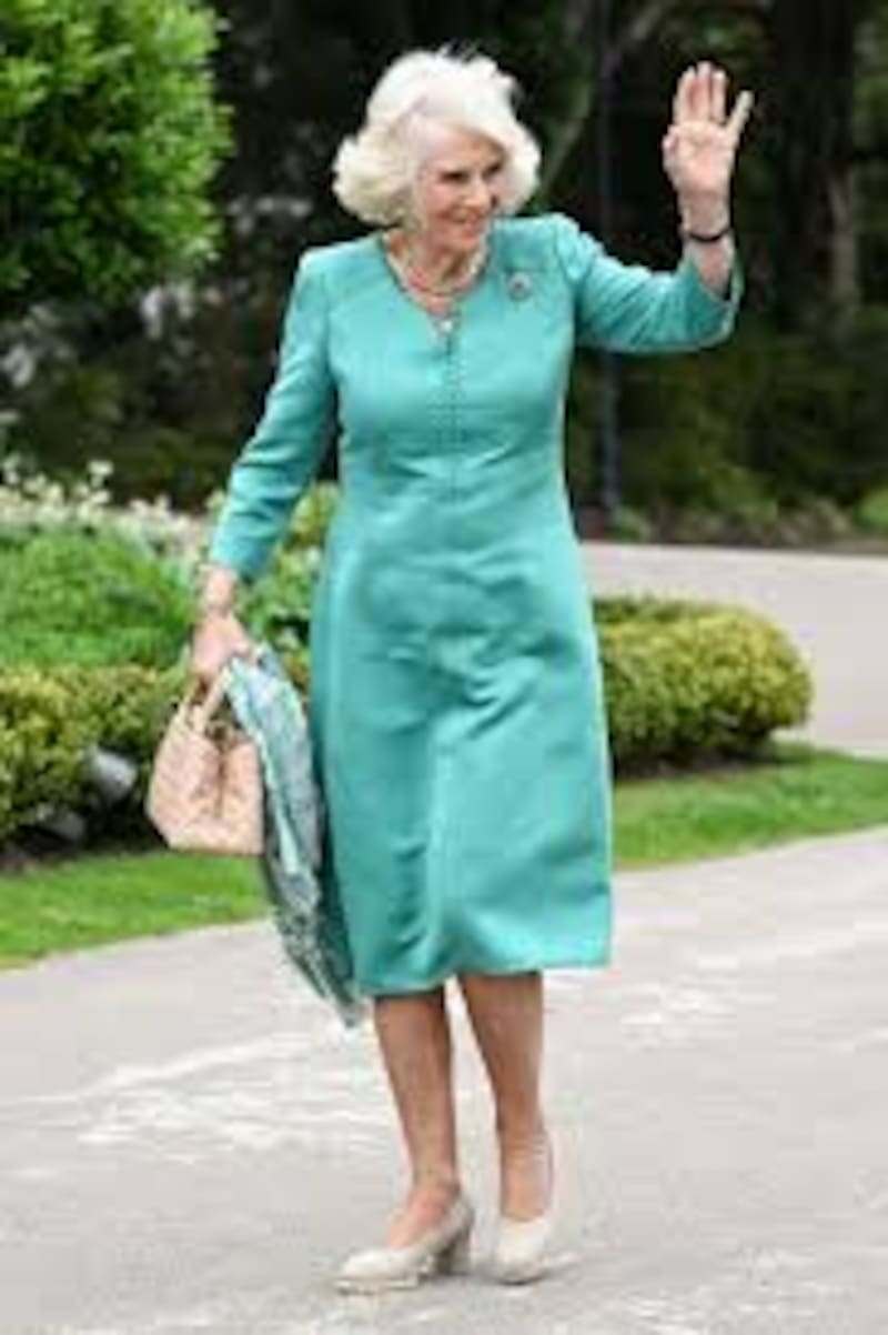 Los pañuelos es el accesorio predilecto de la reina Camilla