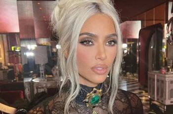 Kim Kardashian une dos vestidos para crear el look gótico que lució en la boda de Kravis