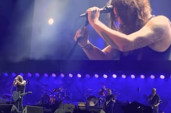 VIDEO: Dave Grohl rompe en llanto en pleno concierto tributo a Taylor Hawkins