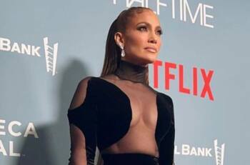 Jennifer Lopez deslumbra con transparencias en el estreno de su documental "Halftime"