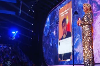 Jill Biden, primera dama de EU, premia a iraní que defendió con canción los derechos de las mujeres