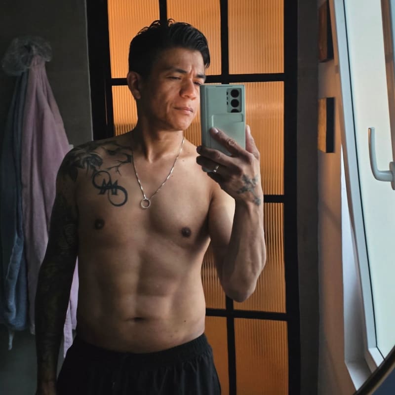 El cantante de cumbia lució una increíble figura a sus 48 años.