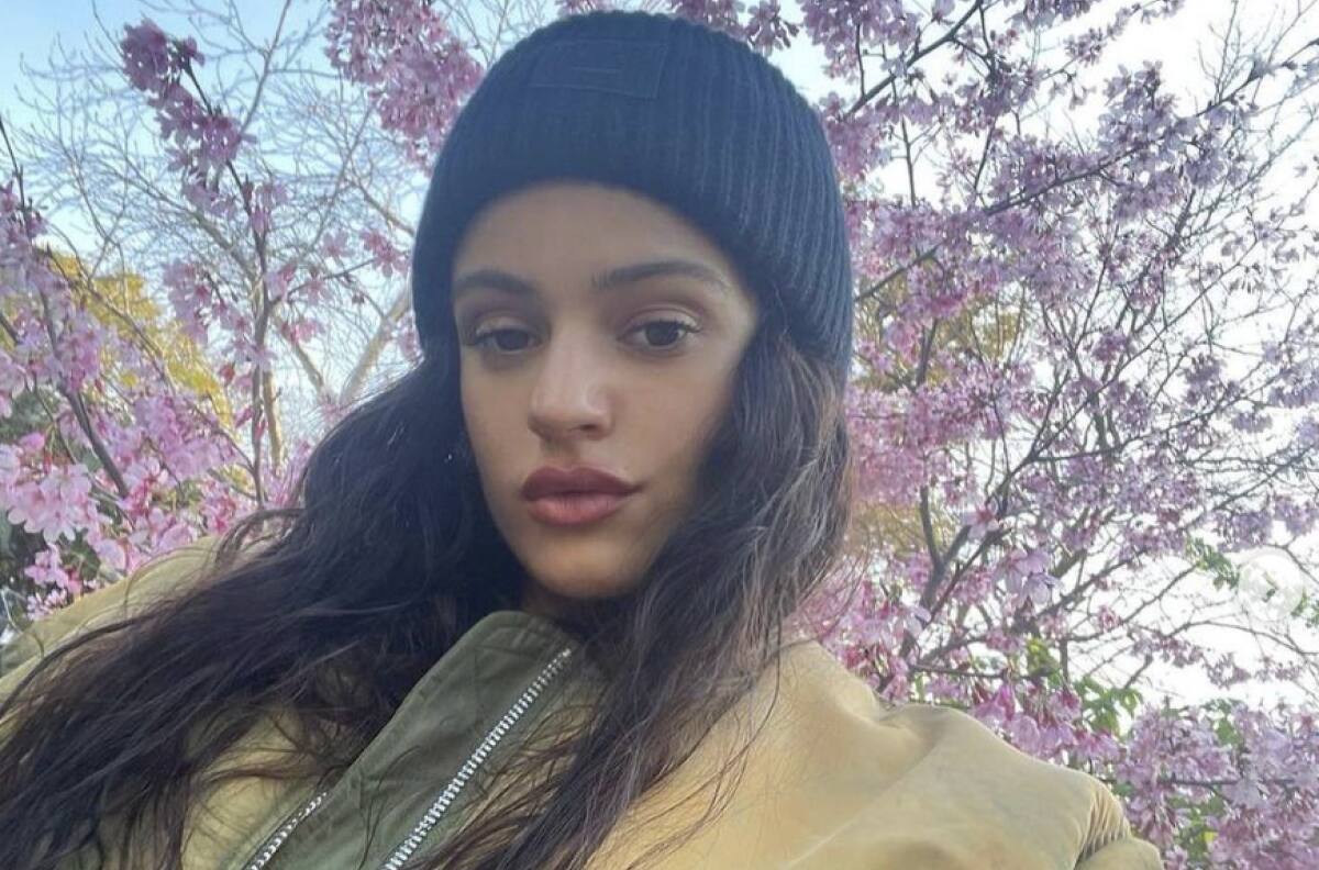 Rosalía llega a Bogotá y causa sensación entre sus fans al recorrer sitio emblemático de la ciudad