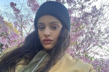 Rosalía llega a Bogotá y causa sensación entre sus fans al recorrer sitio emblemático de la ciudad