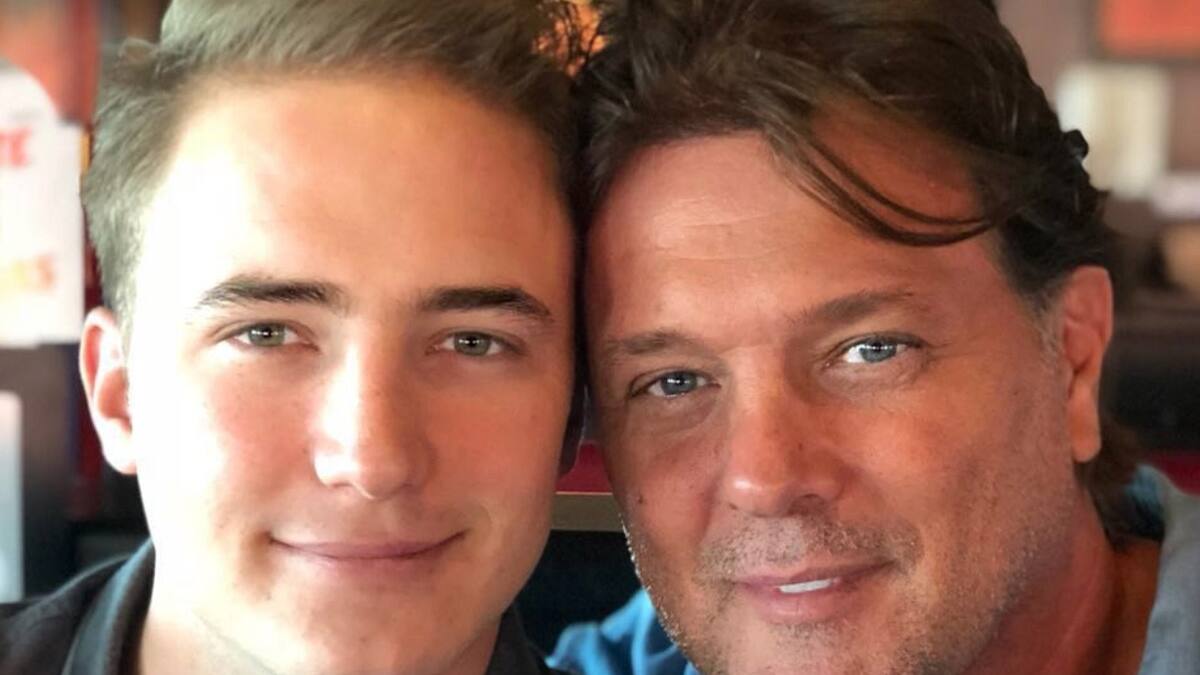 Hijo de René Strickler dice “sí, acepto” y se compromete con su novio