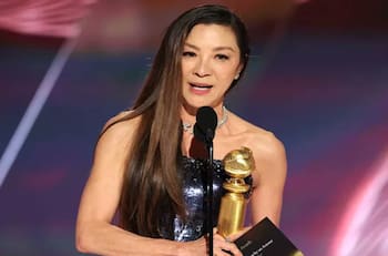 Michelle Yeoh se revela en los Globos de Oro y manda a "callar" a la producción durante su discurso