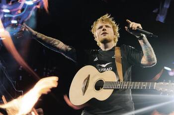 Ed Sheeran: Con cerveza y en concierto, así celebra su cumpleaños número 32