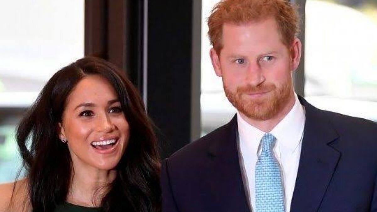 El príncipe Harry y Meghan Markle protagonizan un romántico momento en el juego de Los Lakers