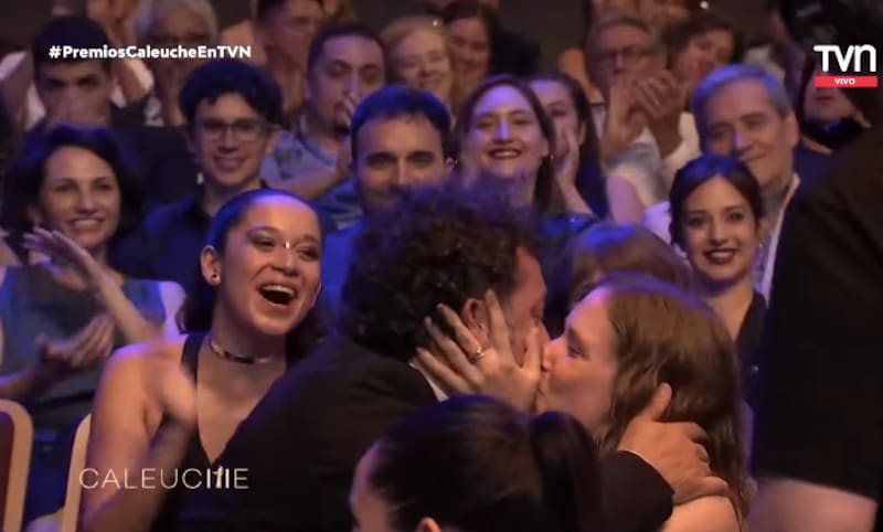 Daniel Alcaíno se besó con su pareja en los Premios Caleuche 2024.
