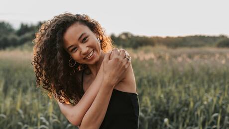 Luna en Acuario: ¿Cómo son las emociones y cuál es la mirada que tiene de su propia madre e infancia este signo zodiacal?