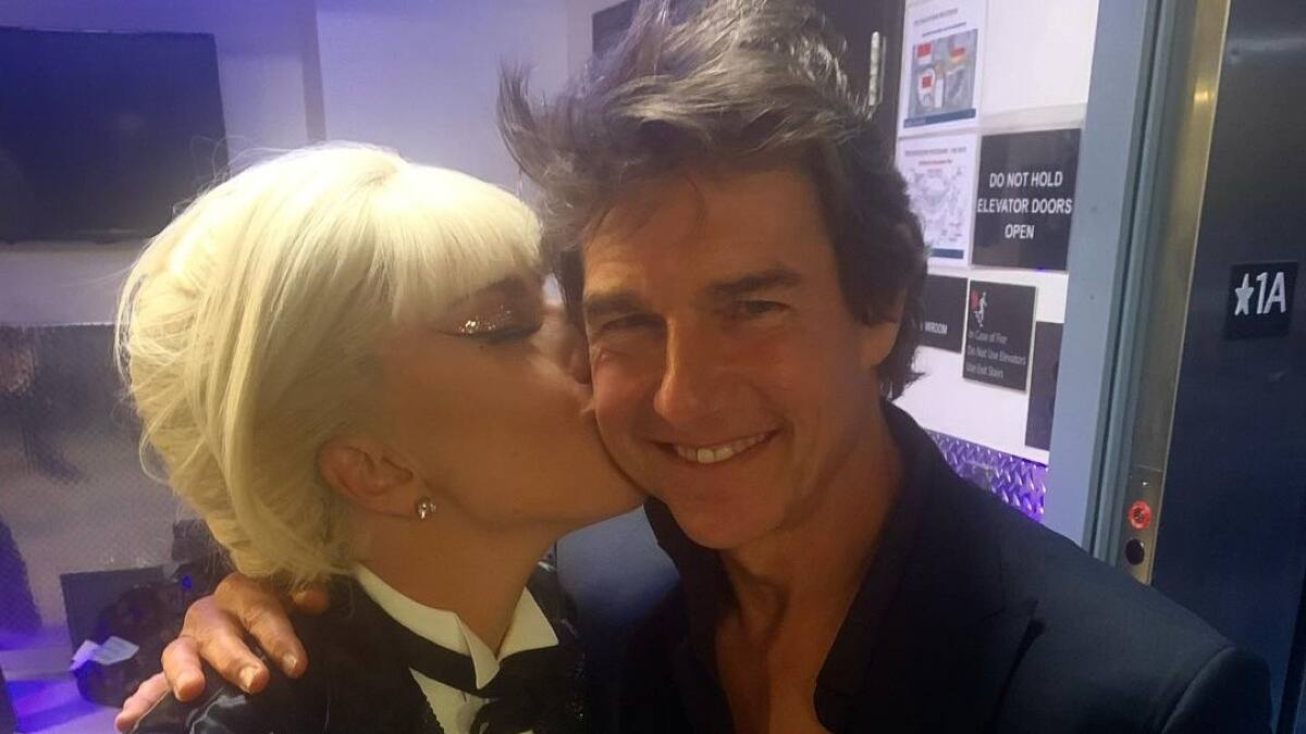 Lady Gaga estrena "Hold My Hand", tema de "Top Gun: Maverick", y Tom Cruise la acompaña en Las Vegas