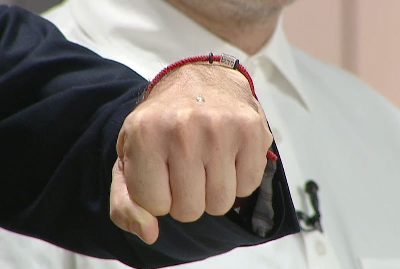 Yann Yvin le saldrá un vidrio en la preparación de Otakín.