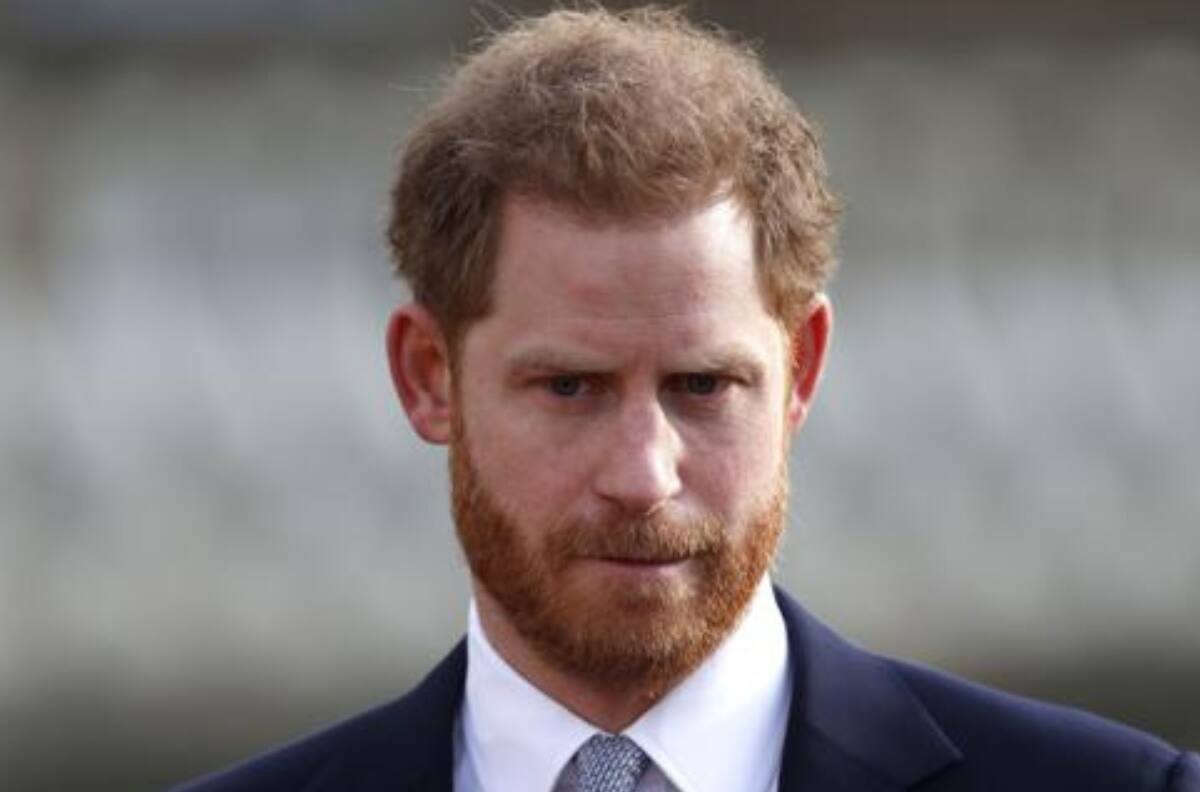 Príncipe Harry luce angustiado al llegar a Londres, tras la muerte de la Reina Isabel II