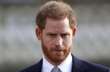 Príncipe Harry luce angustiado al llegar a Londres, tras la muerte de la Reina Isabel II