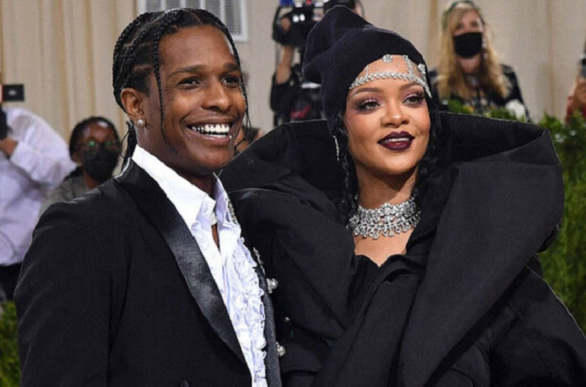 Rihanna bromea con el supuesto anillo de compromiso de su dedo anular