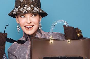 Linda Evangelista: así fue su esperado a las pasarelas, tras cirugía estética que la dejó desfigurada