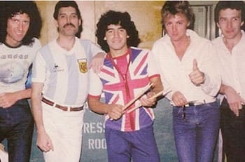 Freddie Mercury: el día en que Maradona se subió al escenario con Queen