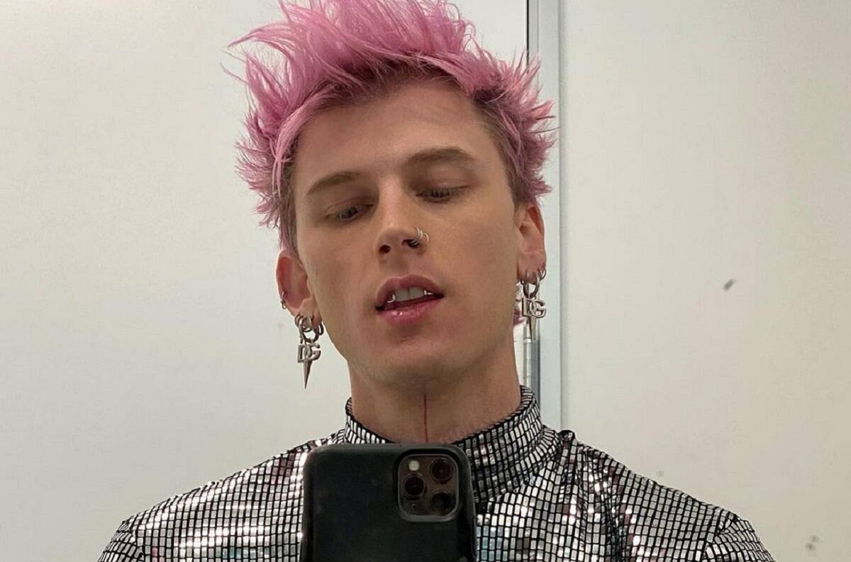 VIDEO: Machine Gun Kelly se agredió con una copa de vidrio en plena celebración