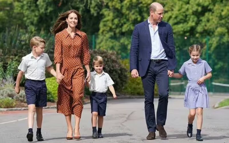 Kate Middleton y el príncipe William llevando a los niños al colegio