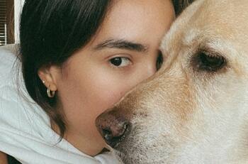 Sharon Fonseca capta el estado de ánimo de su perro tras la visita al veterinario