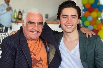 Alex Fernández inmortaliza a su abuelo Vicente Fernández con una especial escultura