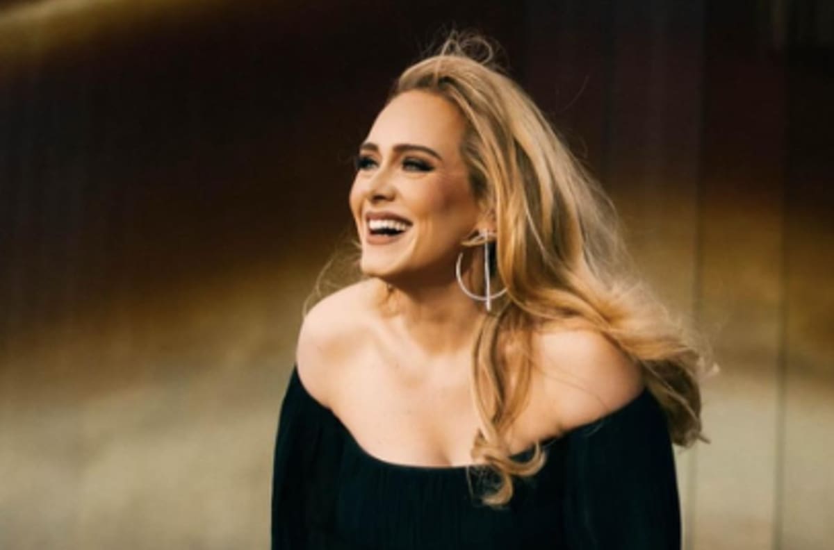 No se burló, Adele explica lo que decía la graciosa nota que le dio un fan en su concierto