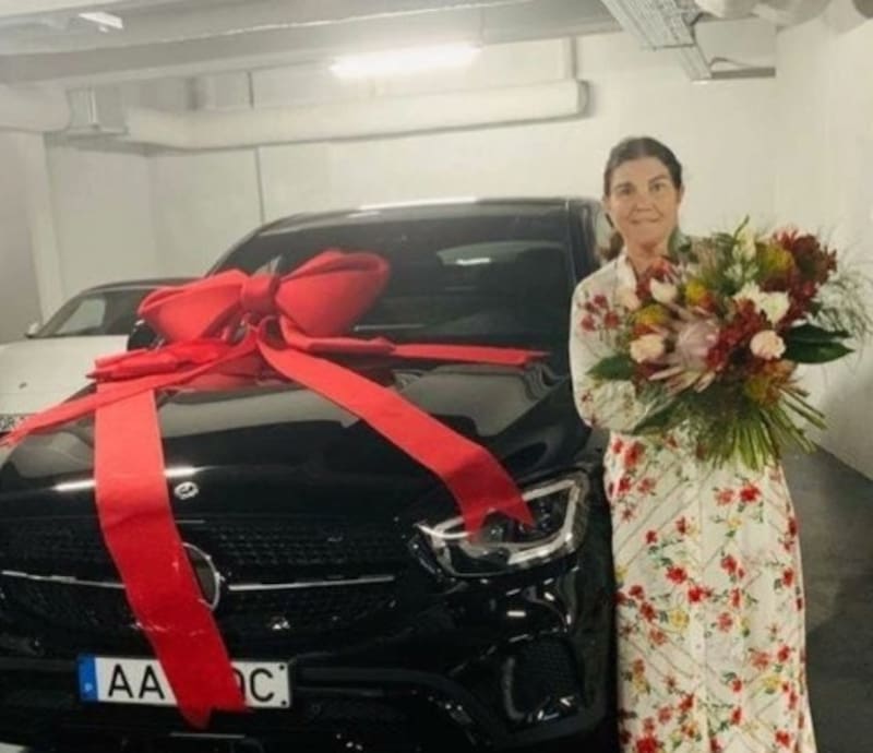 Dolores Aveiro posando con su Porsche Cayenne. Créditos: Instagram