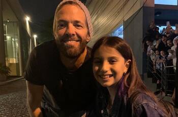 Padres de Emma Sofía, la niña baterista que conoció a Taylor Hawkins, no saben cómo decirle que murió
