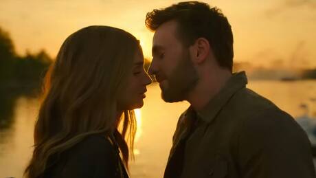 Chris Evans y Ana de Armas derrochan química y pasión en tráiler de "Ghosted"